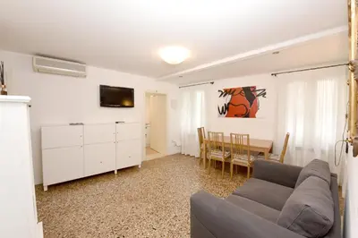 TV o dispositivi per l'intrattenimento presso Cosy 2BR in Castello Heart Independent Walk to San Marco & Biennale