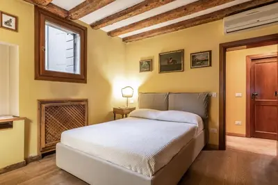 Letto o letti in una camera di La Tana Cozy Apartment in Campo San Maurizio