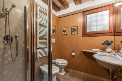 Bagno di La Tana Cozy Apartment in Campo San Maurizio