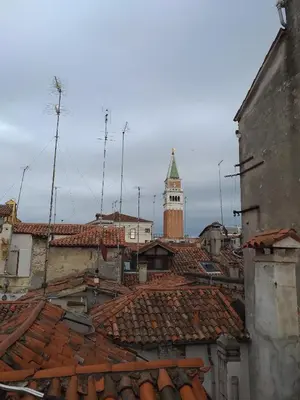 Vista generica su Venezia o vista sulla città dall'interno dell'appartamento