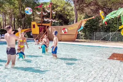 Piscina di Estivo Premium Deluxe mobile homes on Camping Ca Savio o nelle vicinanze