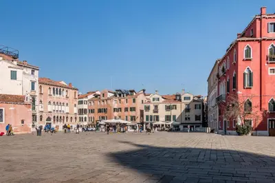 Vista generica su Venezia o vista sulla città dall'interno dell'appartamento