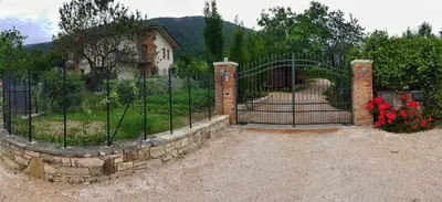 Vista generica sulle montagne o vista sulle montagne dall'interno della stanza in casa privata