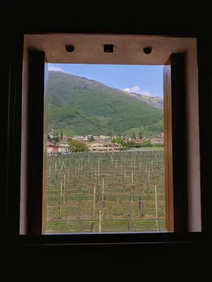 Vista generica sulle montagne o vista sulle montagne dall'interno della stanza in casa privata