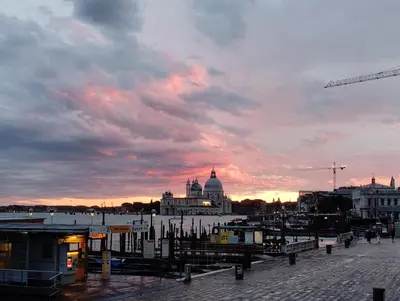 Alba o tramonto visti dall'interno dell'appartamento o dai dintorni