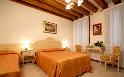 Letto o letti in una camera di Hotel At Leonard