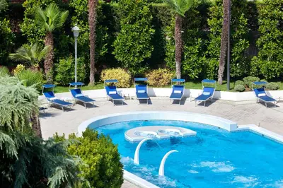 Piscina di Hotel Due Torri o nelle vicinanze