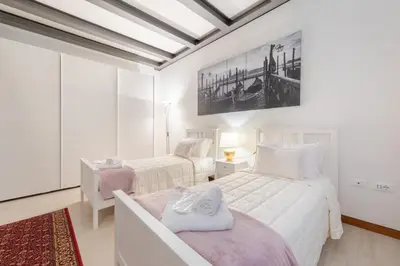 Letto o letti in una camera di Ca' del Pozzo Loft Apartment