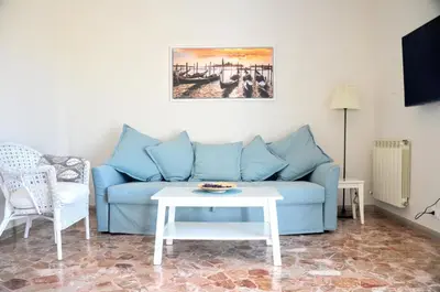 Area soggiorno di NEW! Casa di Veneto, 15 min to Venice direct bus