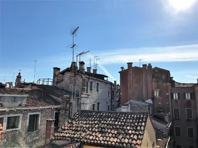 Vista generica su Venezia o vista sulla città dall'interno dell'appartamento