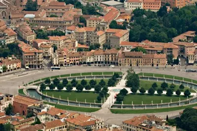 Vista generica su Fiesso dʼArtico o vista sulla città dall'interno dell'appartamento