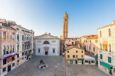 Vista generica su Venezia o vista sulla città dall'interno dell'appartamento