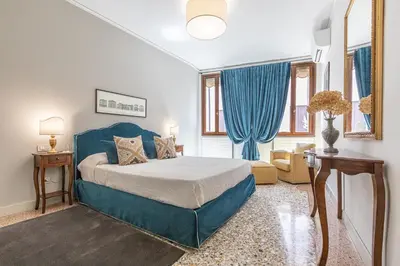 Letto o letti in una camera di Ca' Romantica terrace with Balcony and side Canal view