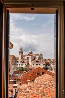 Vista generica su Venezia o vista sulla città dall'interno dell'appartamento
