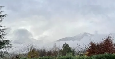Vista generica sulle montagne o vista sulle montagne dall'interno del bed & breakfast