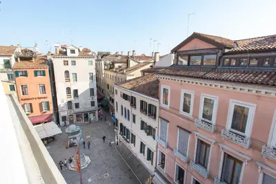 Vista generica su Venezia o vista sulla città dall'interno dell'appartamento
