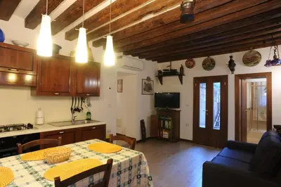 Cucina o angolo cottura di APPARTAMENTO PARADISO CA' GIULIA