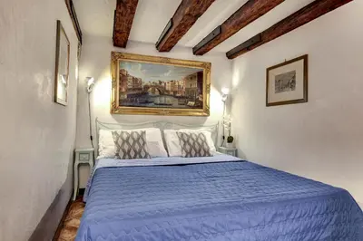 Letto o letti in una camera di Canal View Suite in Rialto by Wonderful Italy