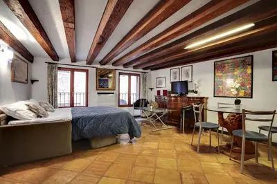 Letto o letti in una camera di Canal View Suite in Rialto by Wonderful Italy