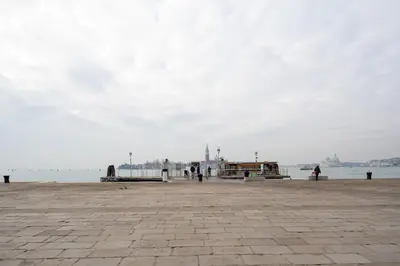 Vista generica sul mare o vista sul mare dall'interno dell'appartamento