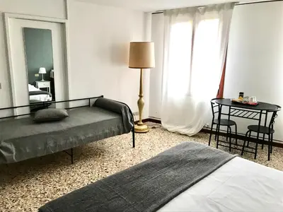 Letto o letti in una camera di Venice and Venice Apartments - private rooms in shared apartment