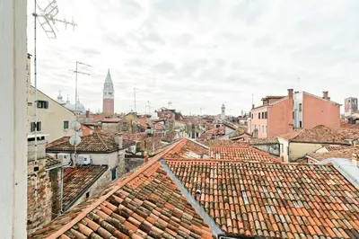Vista generica su Venezia o vista sulla città dall'interno dell'appartamento