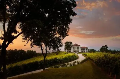 Alba o tramonto visti dall'interno della villa o dai dintorni