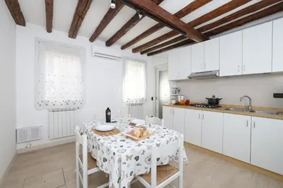 Cucina o angolo cottura di Ca Giardini Apartments in Biennale by Bricola Apartments