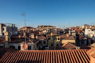 Vista generica su Venezia o vista sulla città dall'interno dell'appartamento