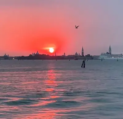 Alba o tramonto visti dall'interno dell'appartamento o dai dintorni