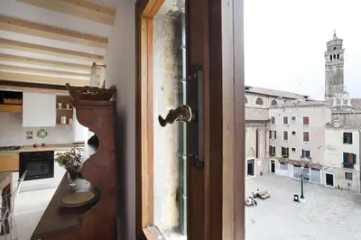 Vista generica su Venezia o vista sulla città dall'interno dell'appartamento