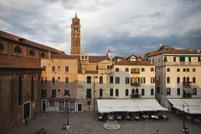 Vista generica su Venezia o vista sulla città dall'interno dell'appartamento