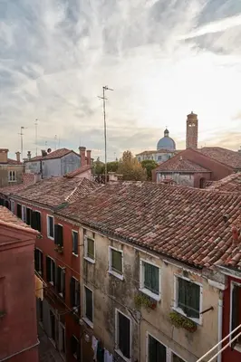 Vista generica su Venezia o vista sulla città dall'interno dell'appartamento