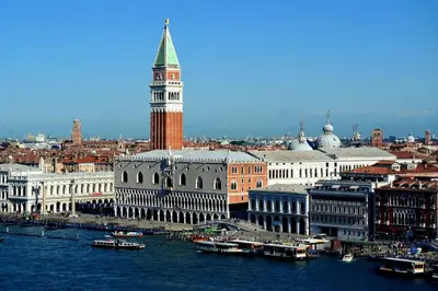 Vista generica su Fiesso dʼArtico o vista sulla città dall'interno dell'appartamento
