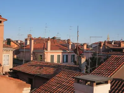 Vista generica su Venezia o vista sulla città dall'interno dell'appartamento