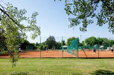 Attività di tennis o squash presso l'hotel o nelle vicinanze