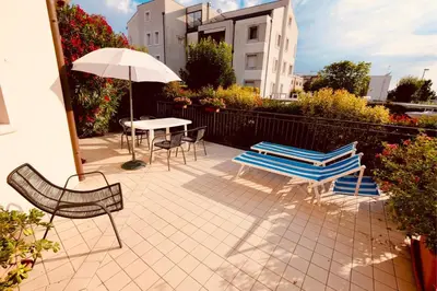 Patio o area all'aperto di Villa Daniela con piscina - Carraro Immobiliare - Family Apartments
