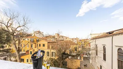 Vista generica su Venezia o vista sulla città dall'interno dell'appartamento