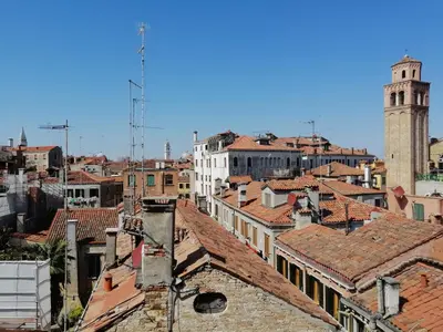 Vista generica su Venezia o vista sulla città dall'interno dell'appartamento