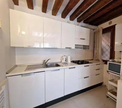 Cucina o angolo cottura di Veneziacentopercento Ca' Riello Apartment