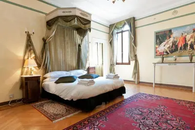 Letto o letti in una camera di Charming large palazzo in center Venice for up to 9 people