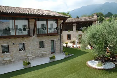 Vista generica sulle montagne o vista sulle montagne dall'interno del bed & breakfast