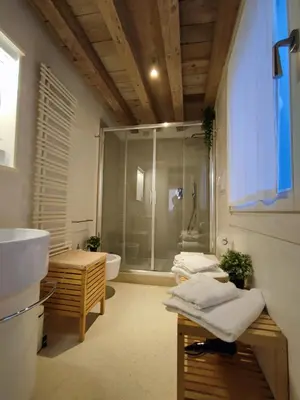 Bagno di Romantic Sky Apartment
