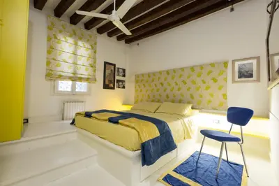Letto o letti in una camera di BlueYellow home in Cannaregio Air conditioning WiFi
