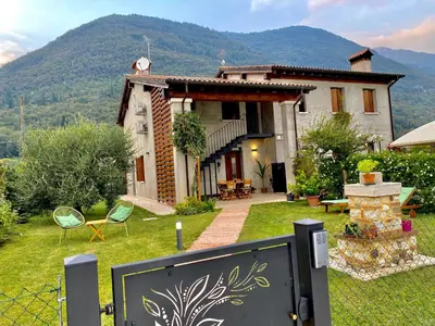 Vista generica sulle montagne o vista sulle montagne dall'interno dell'affittacamere
