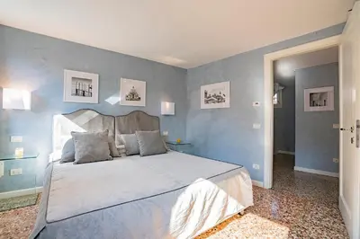 Letto o letti in una camera di Casa con vista canale