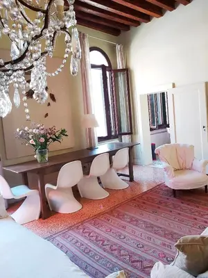 Area soggiorno di GORGEOUS VENETIAN APARTMENT WITH CANAL VIEW