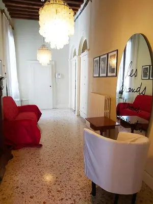 Area soggiorno di GORGEOUS VENETIAN APARTMENT WITH CANAL VIEW