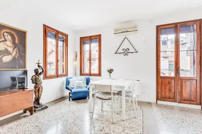 Area soggiorno di GuestHost - Ca Lu Vintage Flat con Vista su San Marco!