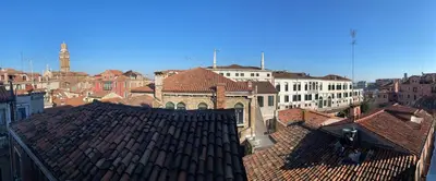 Vista generica su Venezia o vista sulla città dall'interno dell'appartamento